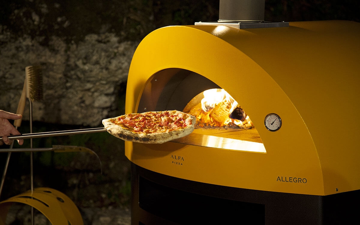 cooking-pizza-wood-fired-pizza-oven-allegro-yellow-color-1200x750 (1)